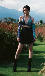 宋妍霏演绎荒野中的叛逆少女!解构式格子衫配黑短裙,一双美腿在草丛中若隐若现
