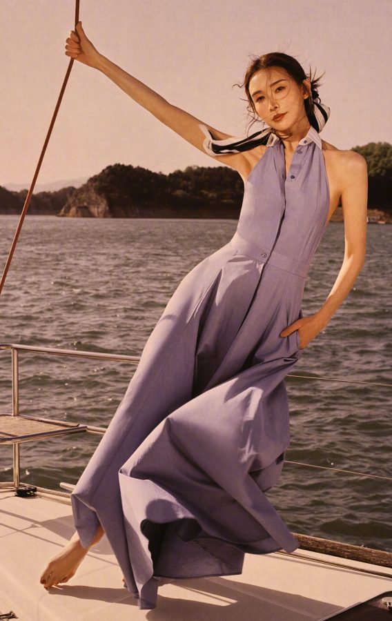 林志玲为《嘉人》七月刊拍摄山水硬照封面大秀长腿美足(2/9)