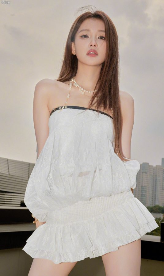 孙怡修长玉腿穿长靴，轻松驾驭夏日辣妹风(2/8)