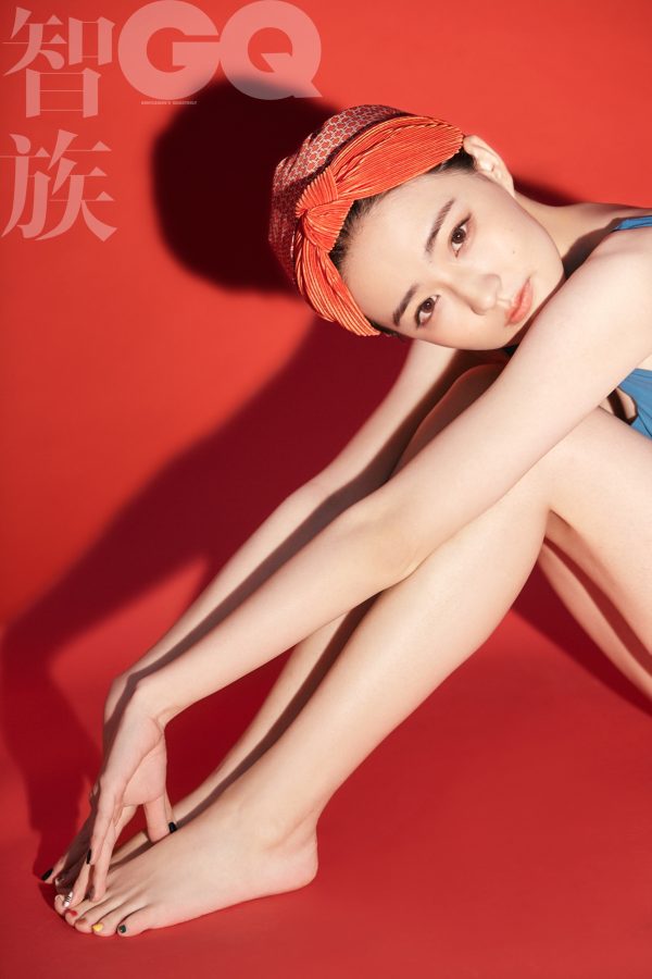 徐璐拍摄时尚大片，焦点全在她那双精致“玉足”和彩色美甲上(1/1)