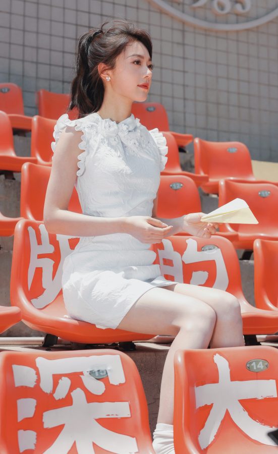 当旗袍遇上小白鞋，”腿精”少女赵今麦的活力穿搭！(13/14)