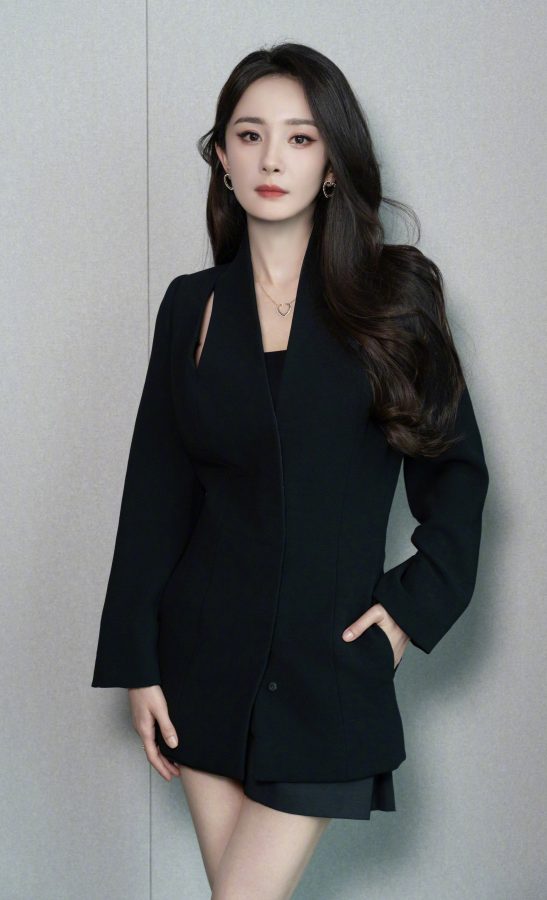 杨幂黑西装配短裤踩Christian Louboutin路铂廷高跟鞋大秀细长美腿(2/6)