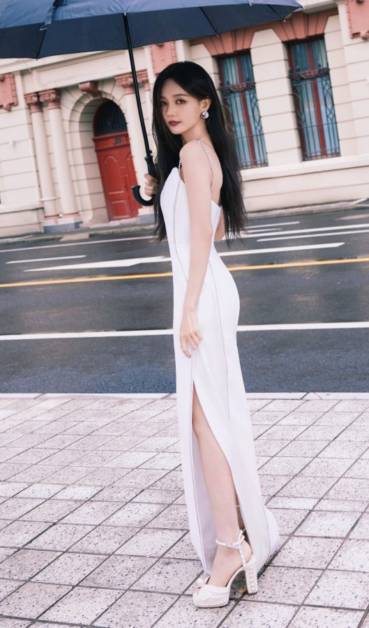 街角的浪漫邂逅李一桐！白裙女神撑伞回眸，氛围感直接拉满(1/7)