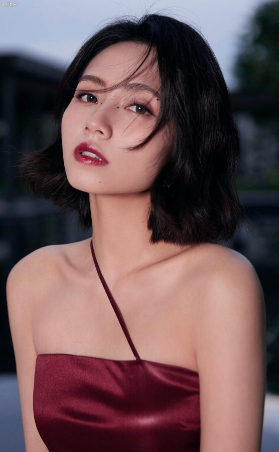 冷艳美女刘惜君端坐草坪，一袭酒红丝缎长裙勾勒曼妙曲线！(5/8)