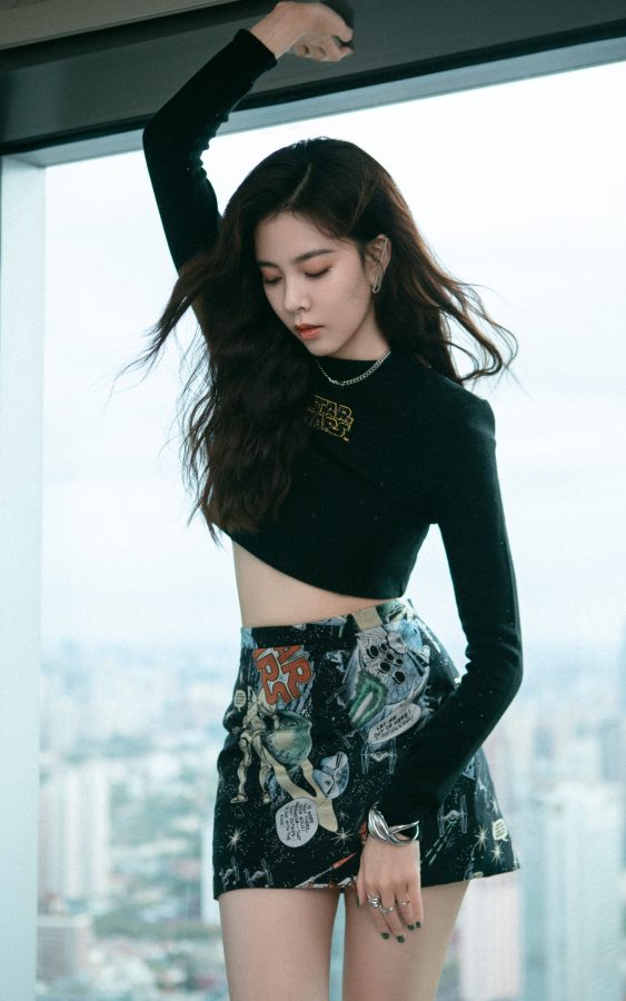 宋妍霏“腿精”本色！印花超短裙配黑色长靴，一双逆天美腿俯瞰全城(4/9)