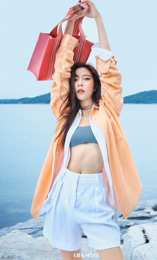 宋妍霏为《精品购物指南》拍摄悬崖上的时尚大片！亮橘色西装难掩曼妙身姿，连“玉足”都充满艺术感。(2/7)