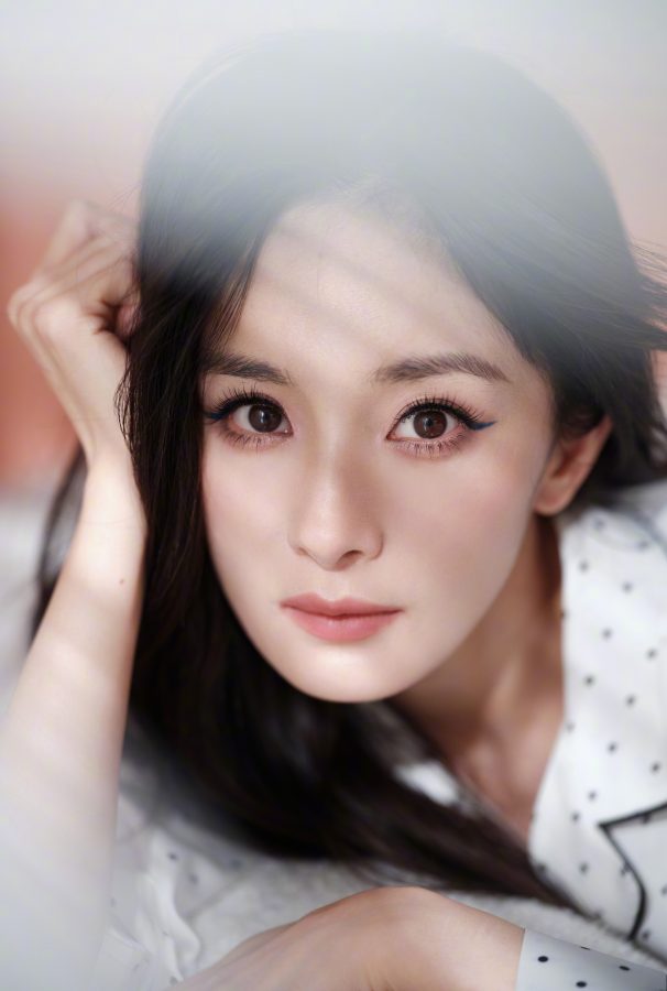 女明星室内拍摄美照，一双玉足被镜头完美记录(8/8)