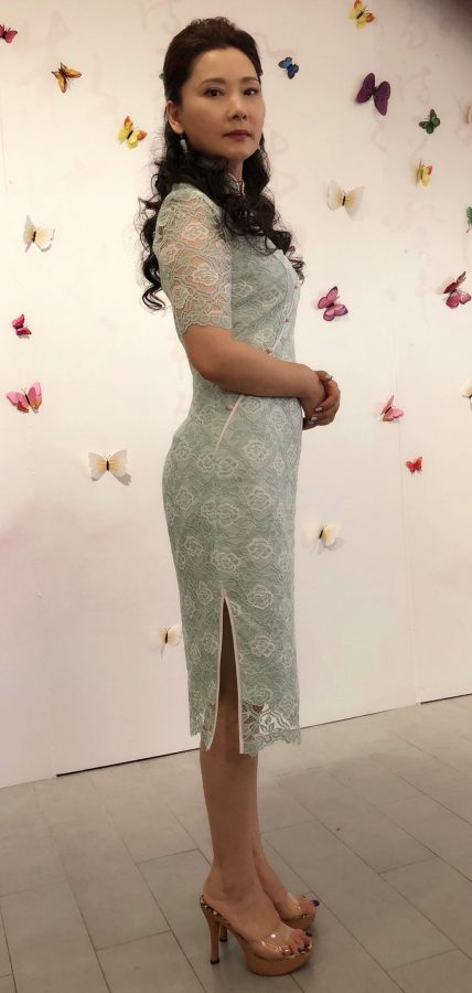 何赛飞穿紧身旗袍踩防水台高跟鞋展现成熟风韵(1/2)