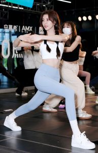宋妍霏穿运动内衣搭配紧身瑜伽裤展露完美身材