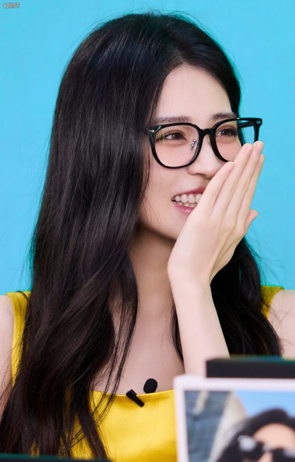 Xu Lu puts on glasses and transforms into a "pure school girl"! She wears a bright yellow suspender skirt, showing her slender legs and pure charm(6/13)