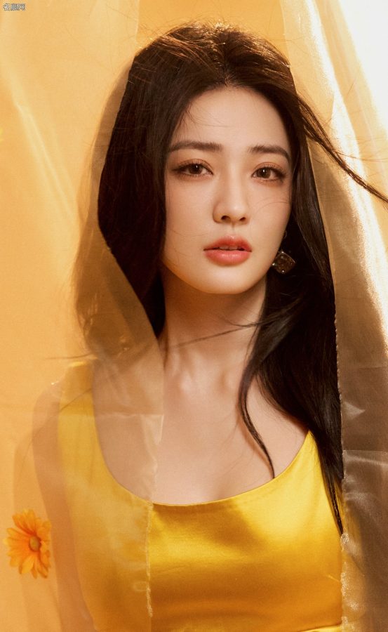徐璐戴上眼镜化身“清纯学妹”！一袭亮黄吊带裙，展示修长美腿和清纯魅力(9/13)