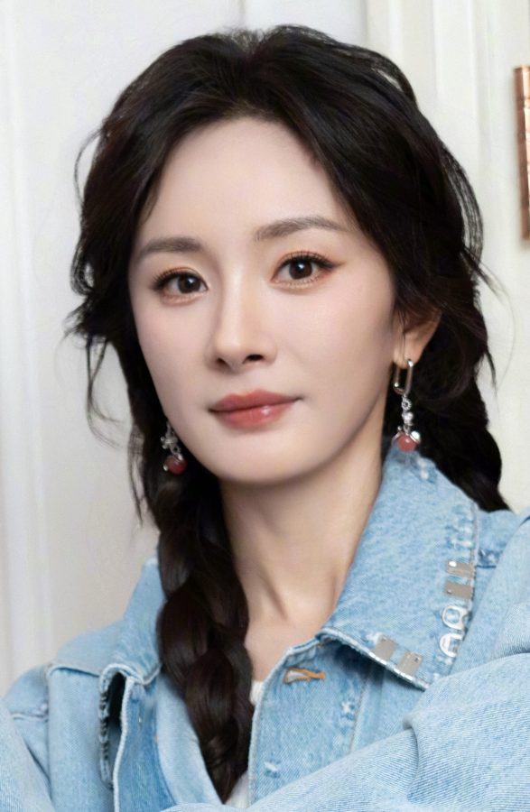 杨幂解锁少女感穿搭新方式，牛仔、蕾丝、马丁靴秀出纤白的长腿(5/5)