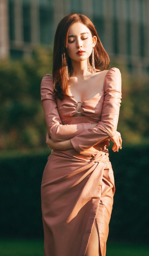 古力娜扎穿上一袭长裙勾勒出曼妙S曲线，玉足踩细带缠绕凉高跟，气质优雅又高级(4/11)
