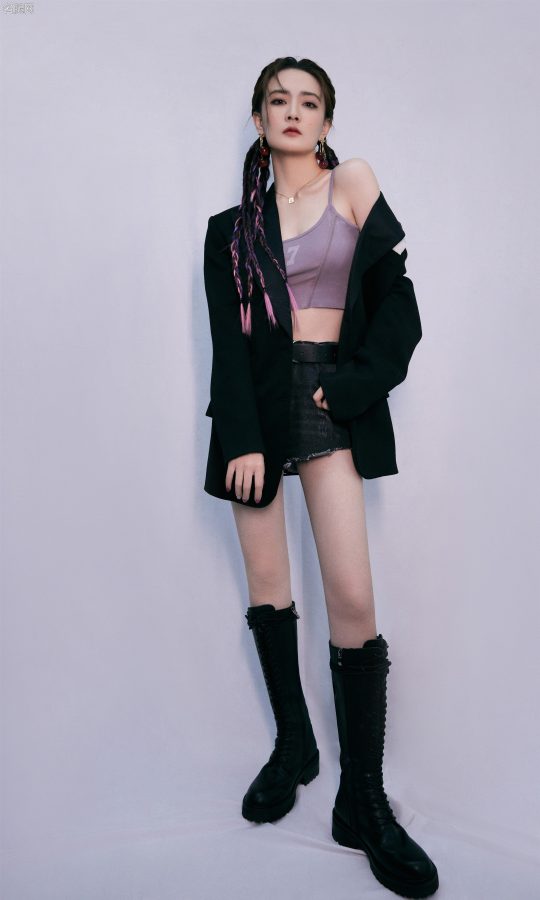 “甜酷”辣妹徐璐上线！西装半脱秀香肩，超短裙与黑色长靴之间是让人心动的美腿(1/7)