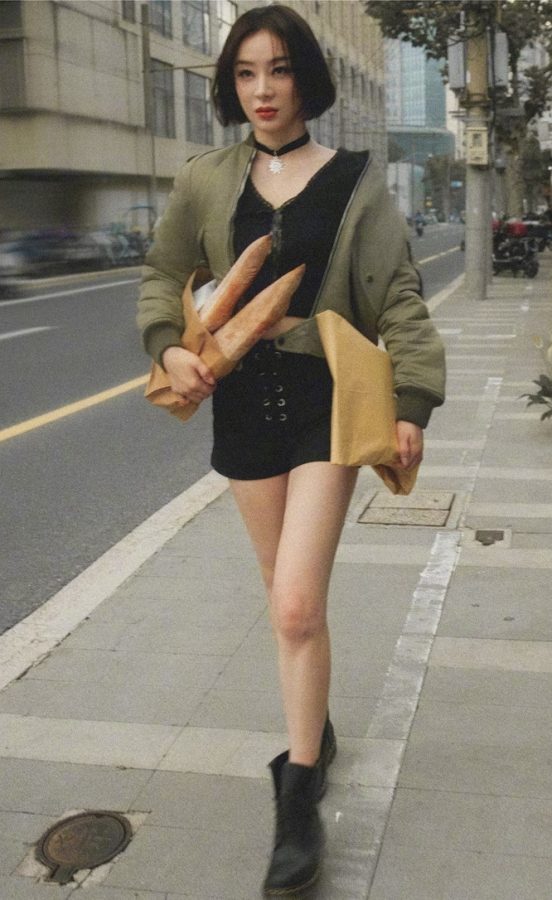 袁姗姗cos《这个杀手不太冷》女主角秀出纤白美腿(1/7)