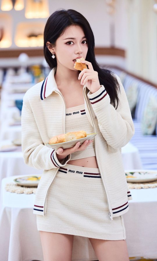 赵今麦穿超短裙配灰色筒袜少女感十足(3/3)