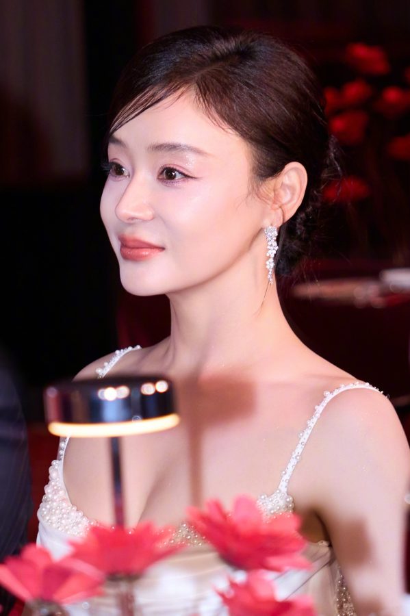 袁姗姗丝滑白裙包裹着苗条身段尽显优雅，“恨天高”也轻松驾驭！(6/6)