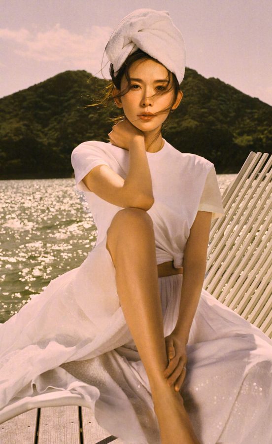 林志玲为《嘉人》七月刊拍摄山水硬照封面大秀长腿美足(5/9)