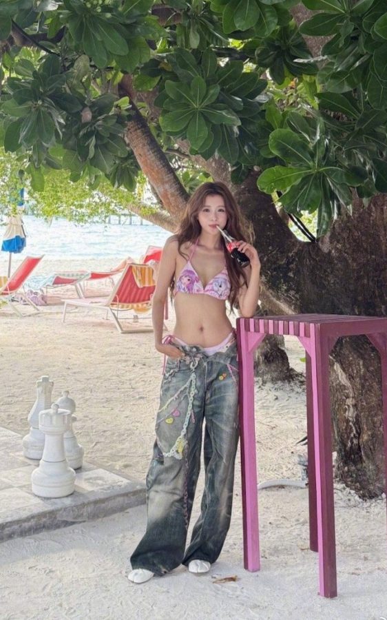 孙怡比基尼外穿牛仔裤，尽显苗条好身材，是海边最耀眼的风景。(2/7)
