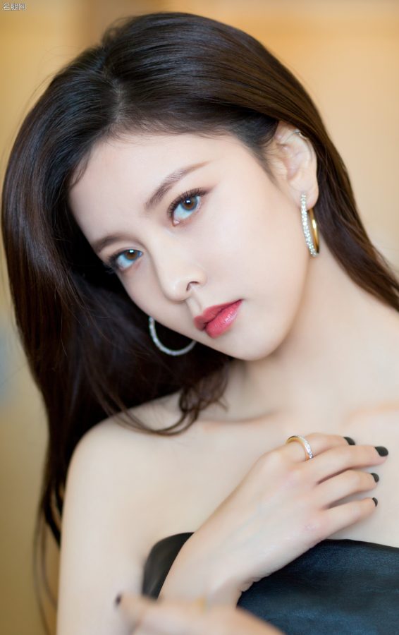 宋妍霏抹胸黑纱裙勾勒曼妙曲线！气质女神眼神犀利，一双玉足在高跟鞋的衬托下更显迷人。(4/8)