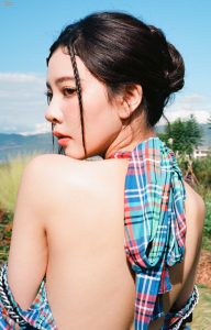 宋妍霏演绎荒野中的叛逆少女!解构式格子衫配黑短裙,一双美腿在草丛中若隐若现