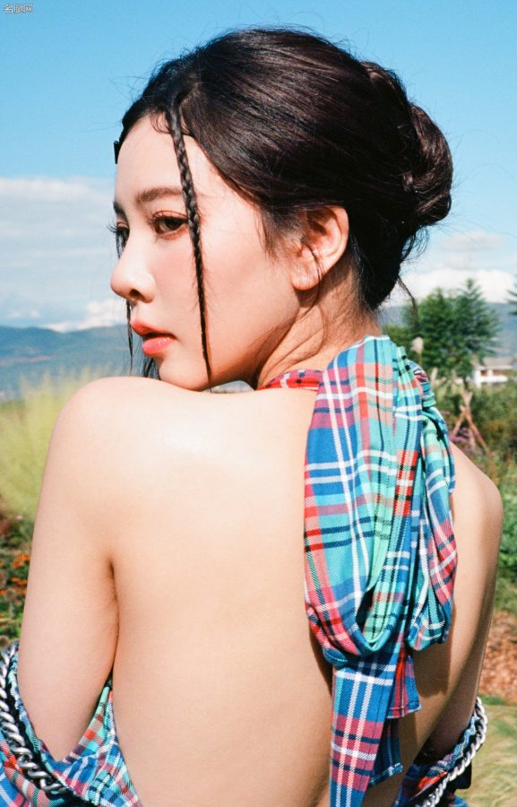 宋妍霏演绎荒野中的叛逆少女！解构式格子衫配黑短裙，一双美腿在草丛中若隐若现(9/9)