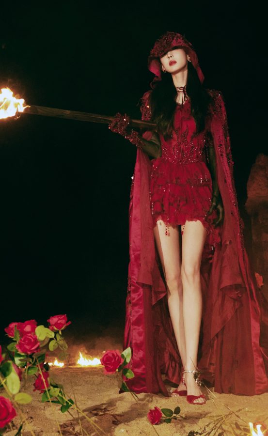 古力娜扎化身暗黑童话女王降临！一双美腿比火炬更耀眼。(1/13)