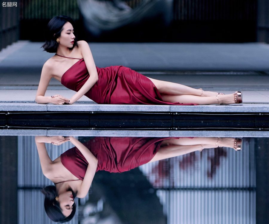 冷艳美女刘惜君端坐草坪，一袭酒红丝缎长裙勾勒曼妙曲线！(3/8)