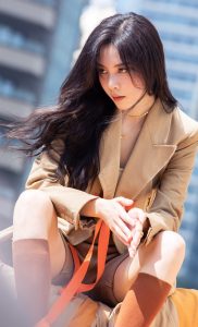 时尚佳人宋妍霏演绎秋日穿搭,褐色长袜包裹下的修长美腿