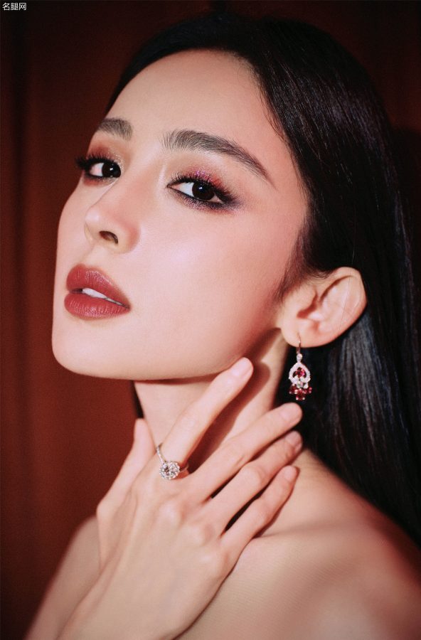 古力娜扎这身“战袍”太绝了！镂空爱心领口性感魅惑，全身闪耀的效果让一双美腿若隐若现(6/6)