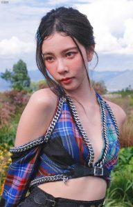 宋妍霏演绎荒野中的叛逆少女!解构式格子衫配黑短裙,一双美腿在草丛中若隐若现