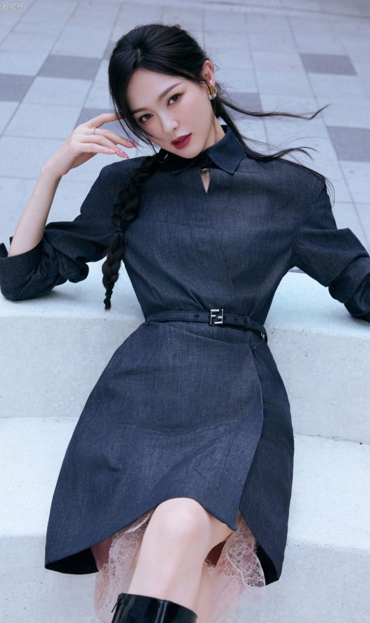 东方庭院里的“暗黑”女神唐嫣，一身劲装难掩苗条身姿(5/6)