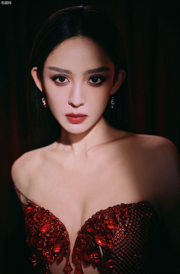 古力娜扎这身“战袍”太绝了！镂空爱心领口性感魅惑，全身闪耀的效果让一双美腿若隐若现(5/6)