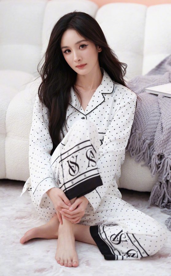 女明星室内拍摄美照，一双玉足被镜头完美记录(2/8)