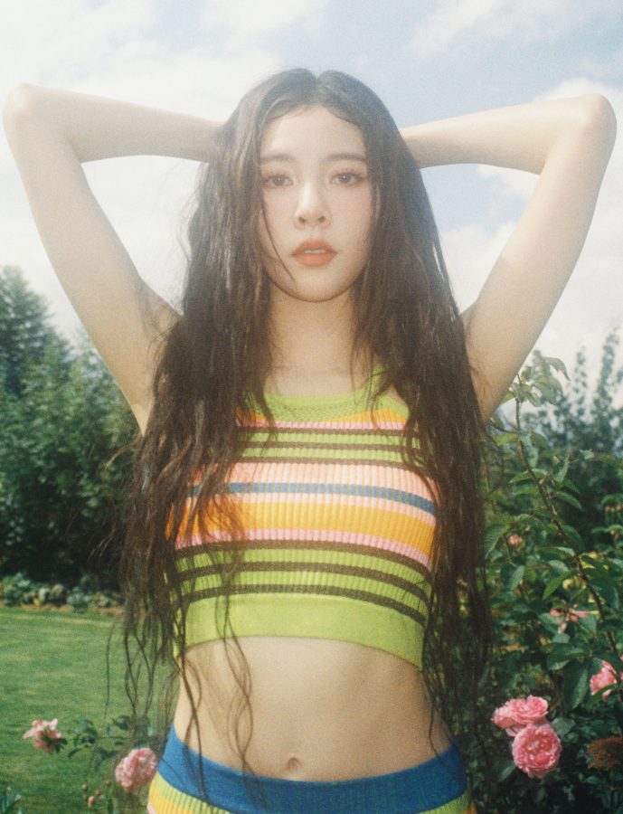 宋妍霏花丛中的彩色精灵！针织短裙大秀一双美腿(3/11)