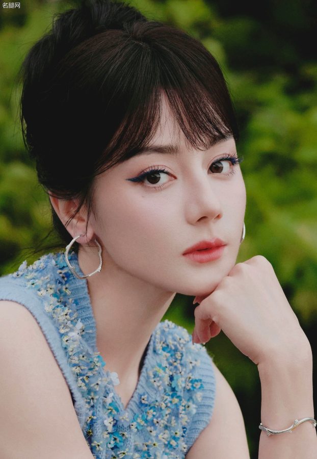 迪丽热巴时尚秀场前排的甜美“腿精”！蓝色亮片裙大秀雪白美腿，气质太出众。(14/15)