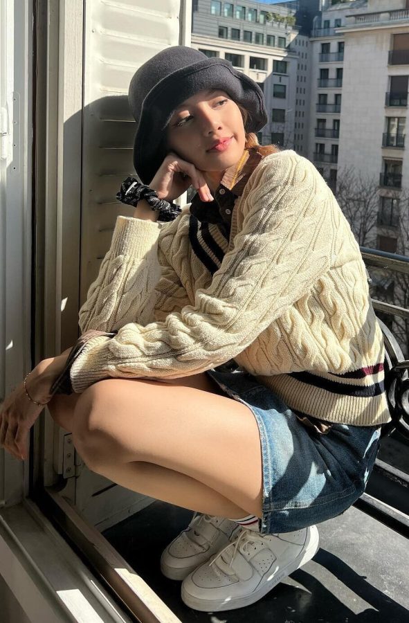 LISA的日常！毛衣短裤配小白鞋，蹲在阳台晒太阳，一双长腿藏不住(1/6)