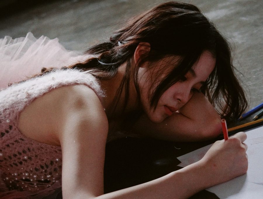 欧阳娜娜光着脚丫趴在地板上画画(2/2)