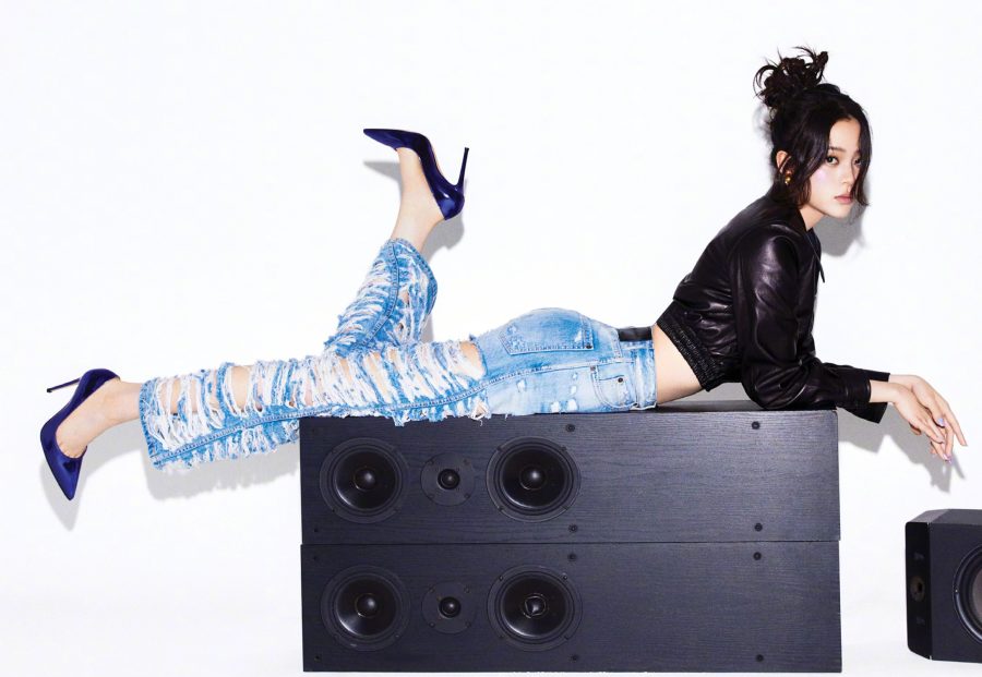 欧阳娜娜蓝色高跟鞋的极致诱惑！破洞牛仔裤也挡不住逆天长腿(1/6)