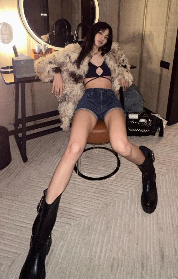 LISA穿牛仔热裤大秀逆天长腿(1/6)