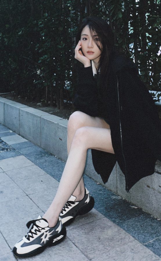 张可盈坐在路边展示纤细修长的玉腿(1/2)