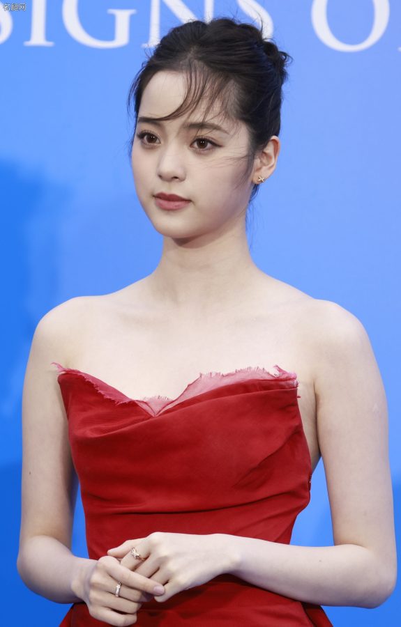 欧阳娜娜穿抹胸红裙踩高跟鞋美丽动人(5/16)