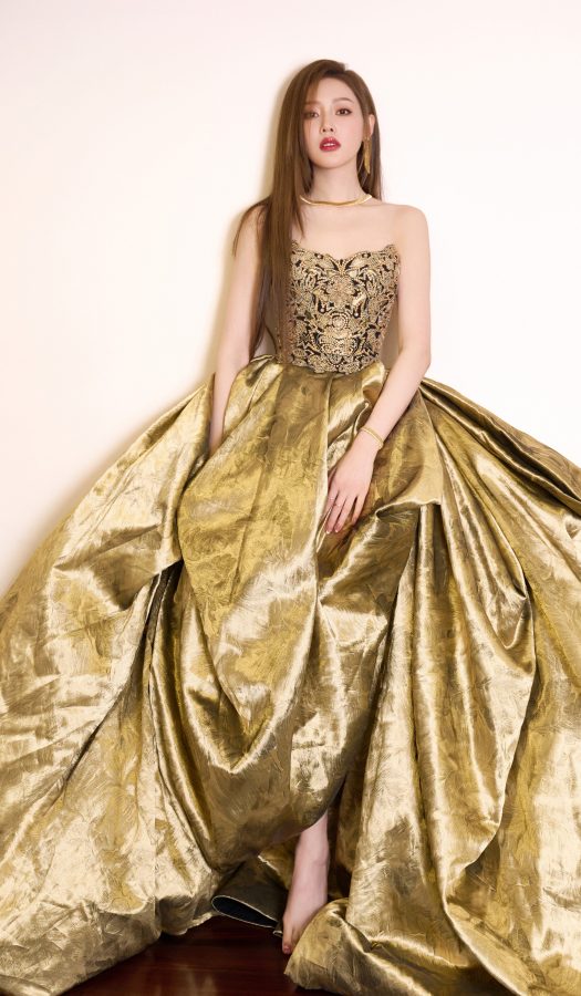 张天爱穿黄金色抹胸礼服半露玉足，高清美脸红唇迷人(1/11)