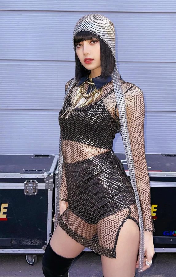 舞台女王LISA“战袍”太惹火！渔网透视装大秀苗条好身材，一双美腿若隐若现(2/5)