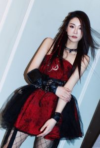 “暗黑系”辣妹张可盈渔网袜配马丁靴,大秀逆天长腿,又A又飒!