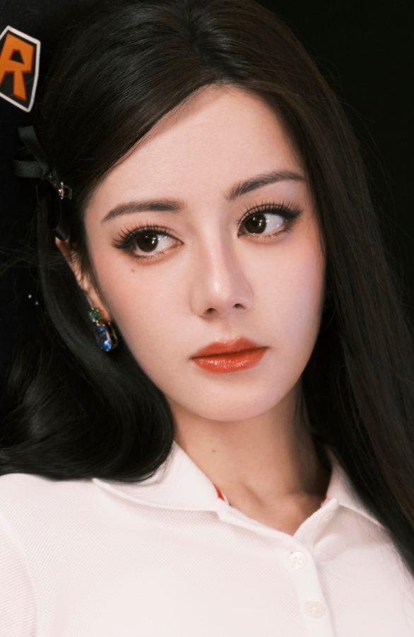 迪丽热巴穿白裙出席护舒宝新品全球发布会美腿纤细(8/15)