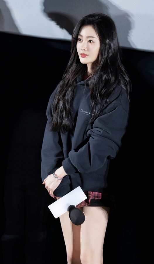 张天爱白皙美腿穿长靴优雅蹲姿(3/3)