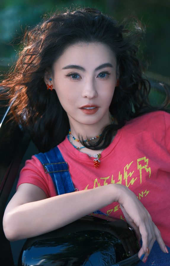 张柏芝脚穿棉袜坐在吉利星愿汽车的机盖上拍照(7/7)