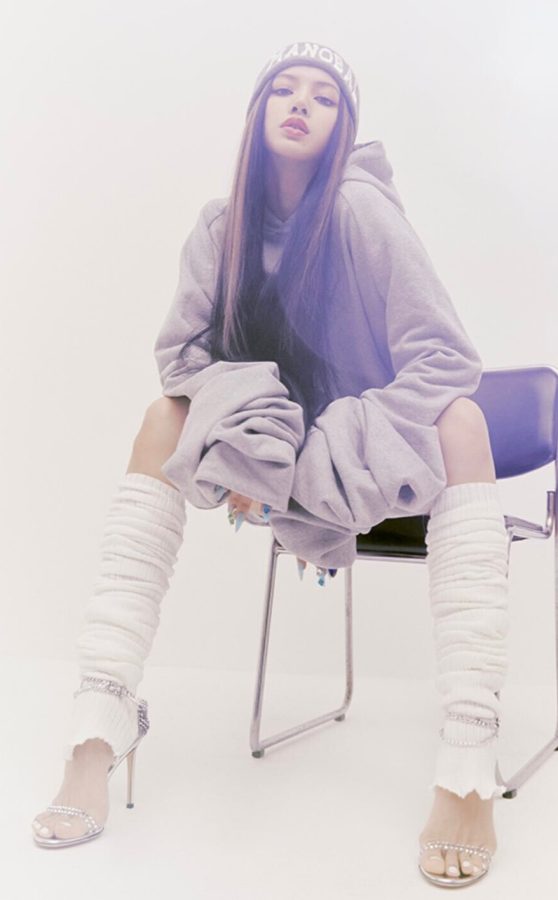 LISA紧身胸衣配百褶裙，苗条身材下的修长美腿太吸睛。(5/6)