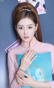 张天爱穿小粉裙脚穿短裤薄丝袜拍摄少女感写真